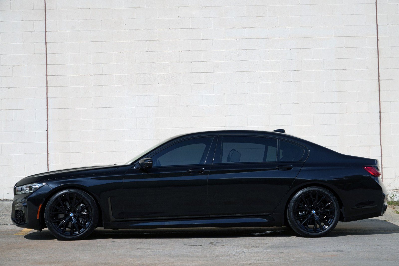 Used 2021 BMW 740i w/ M Sport Package RWD image 9