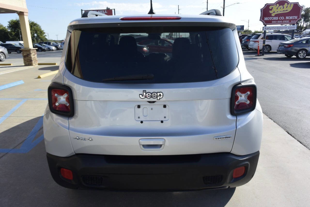 Used 2017 Jeep Renegade Latitude w/ Popular Equipment Group image 4