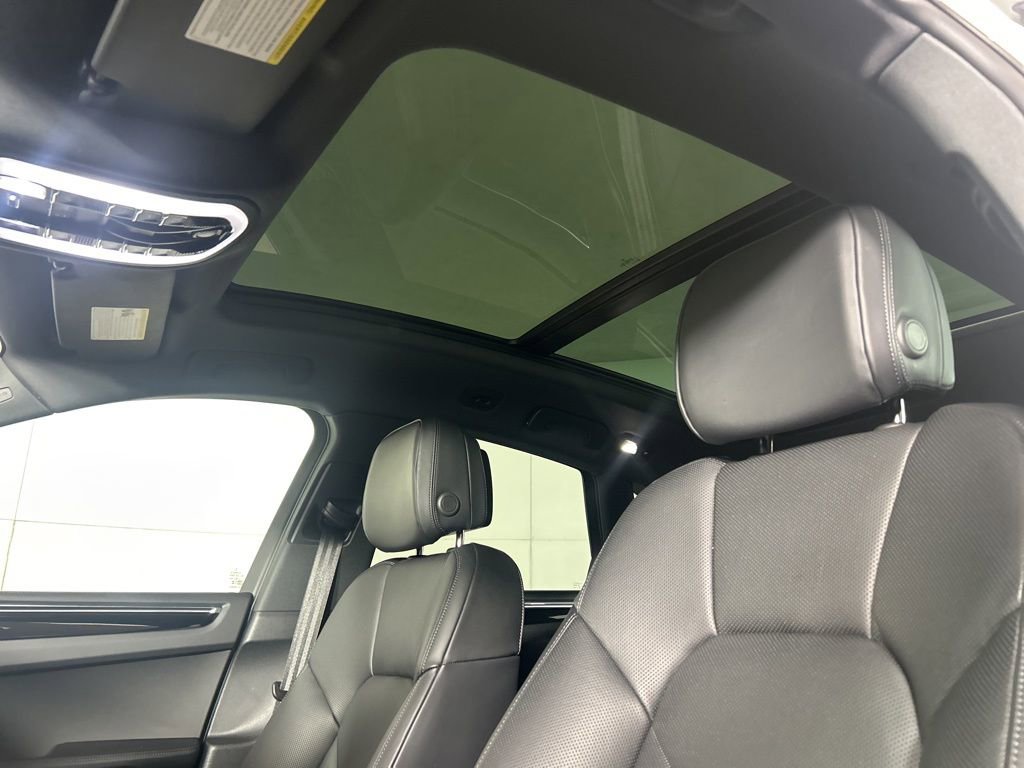 Certified 2025 Porsche Macan image 32