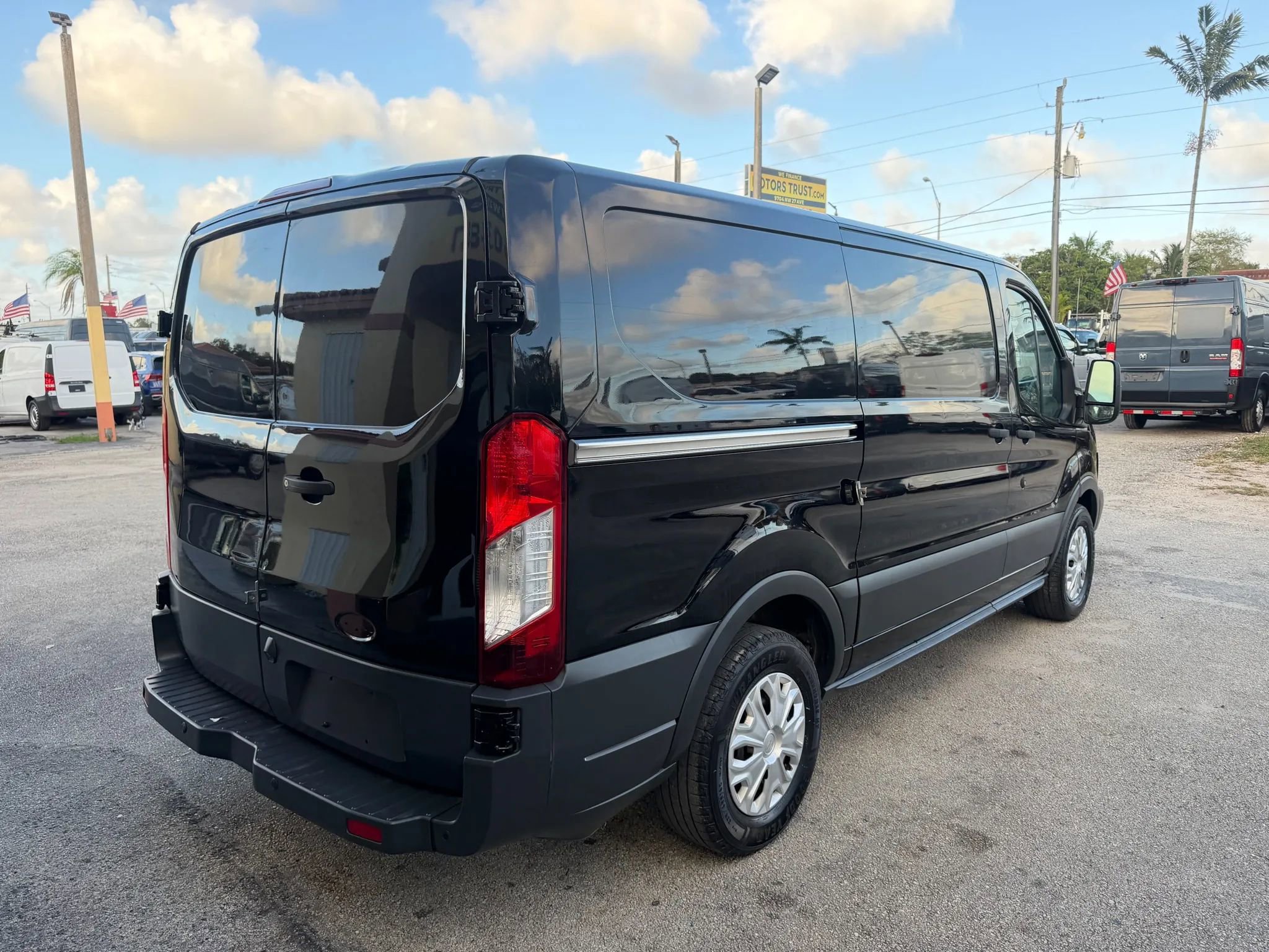 Used 2018 Ford Transit 150 130 Low Roof w/ Exterior Upgrade Package RWD image 7