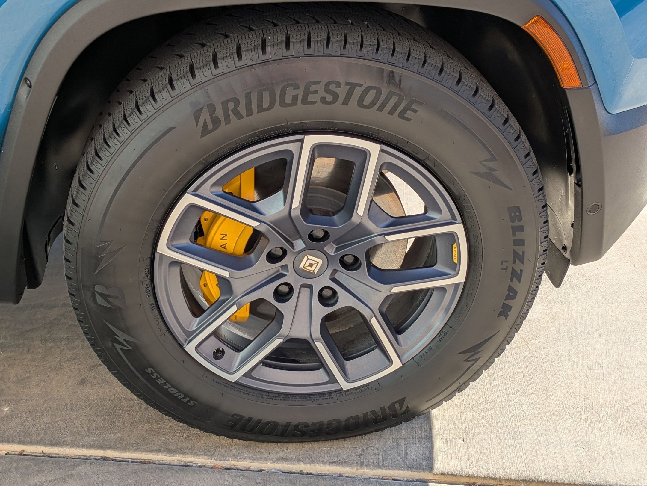 Used 2022 Rivian R1T Launch Edition image 12