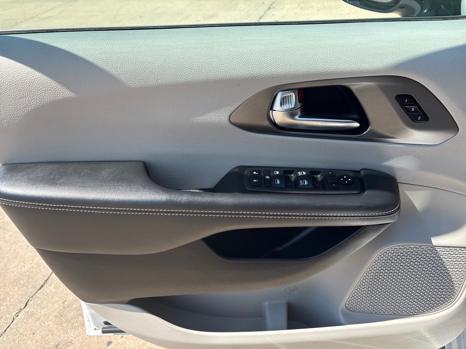 Used 2024 Chrysler Pacifica Touring-L FWD image 13