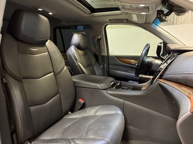 Used 2020 Cadillac Escalade Luxury w/ Escalade Sport Edition AWD/4WD image 19