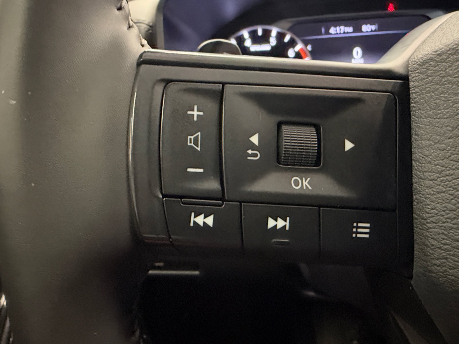 Used 2025 Nissan Rogue SV FWD image 17