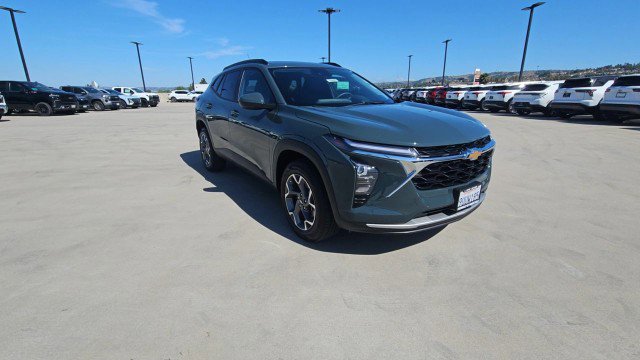 Used 2025 Chevrolet Trax LT w/ Sunroof Package FWD image 2