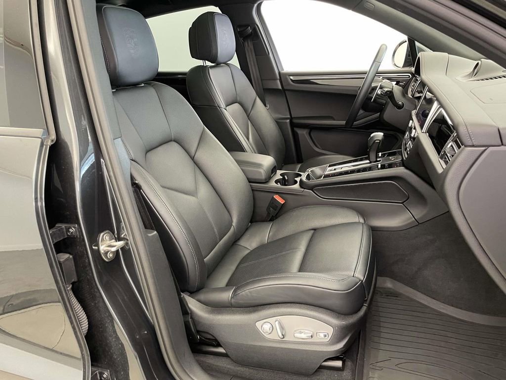 Certified 2025 Porsche Macan image 23