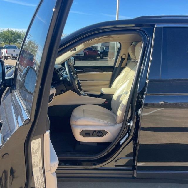 Used 2022 Jeep Grand Cherokee Limited w/ Luxury Tech Group II image 12