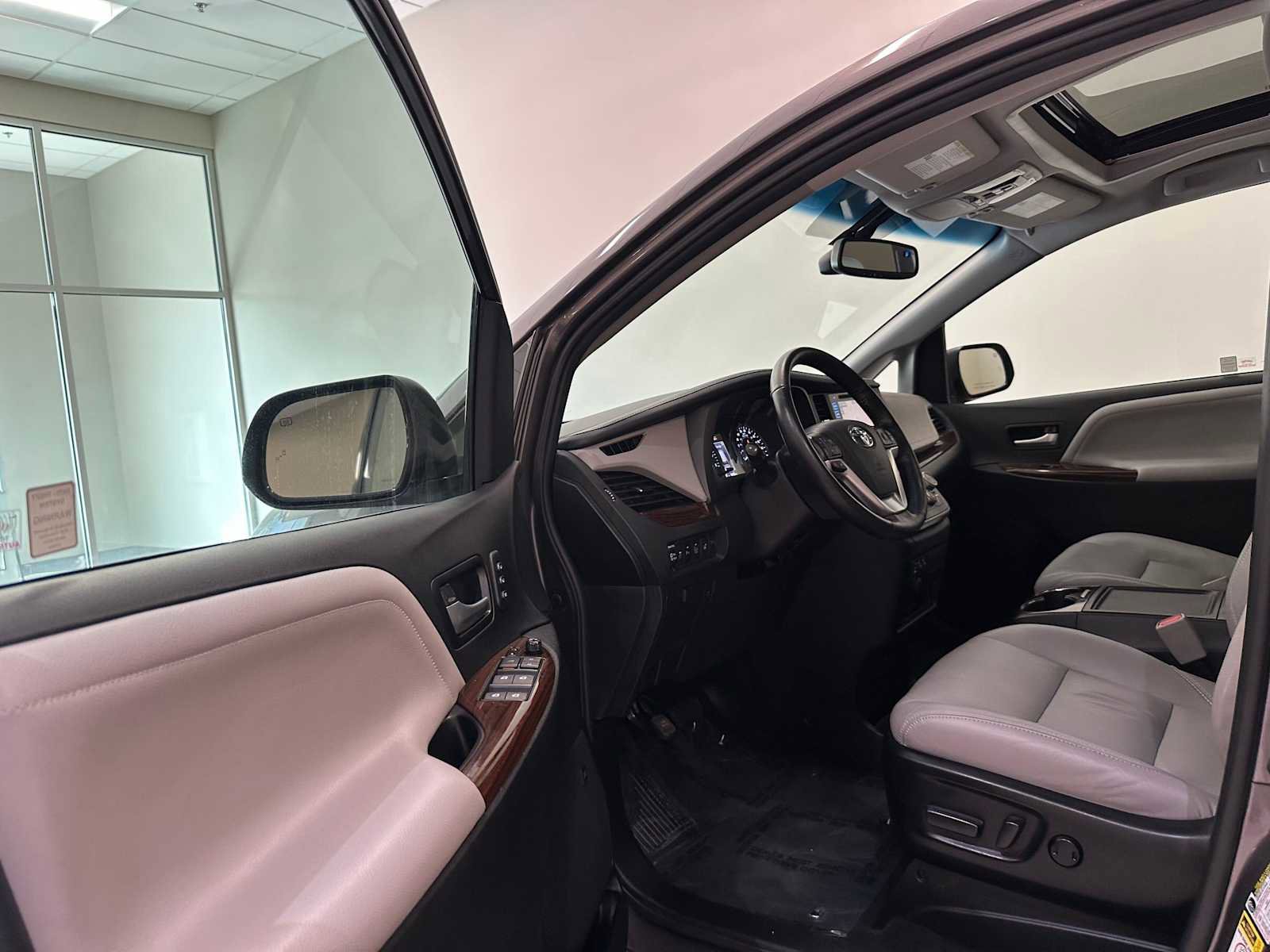 Used 2017 Toyota Sienna Limited Premium image 24