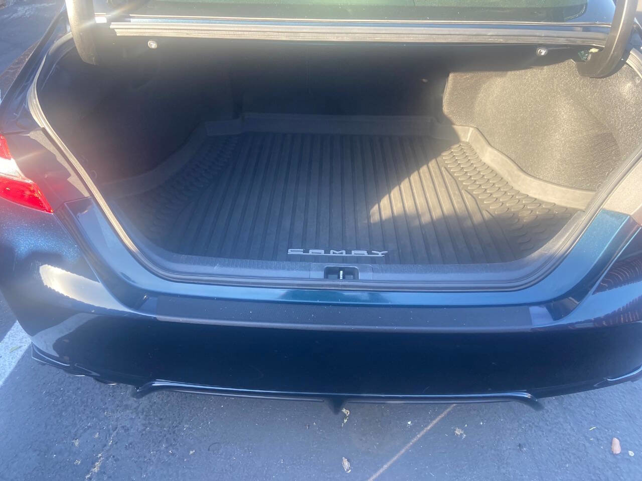 Used 2020 Toyota Camry SE image 16