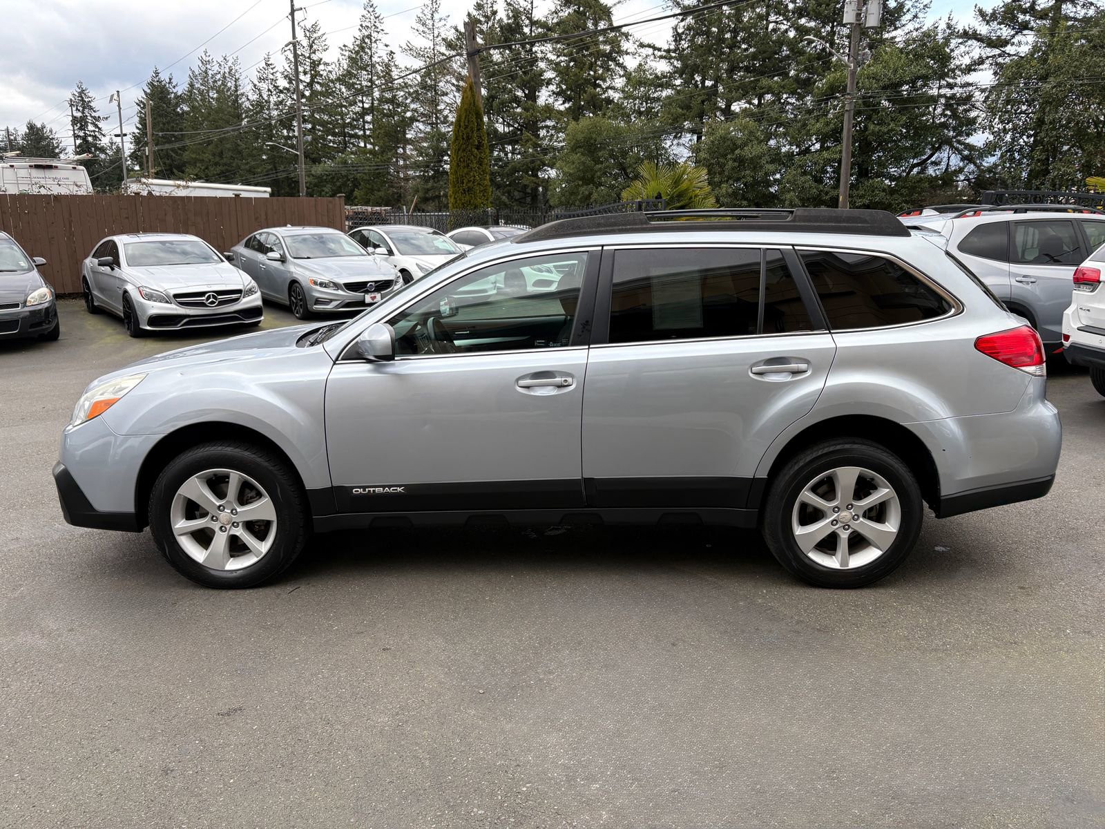Used 2013 Subaru Outback 2.5i Premium w/ All-Weather Pkg AWD/4WD image 4