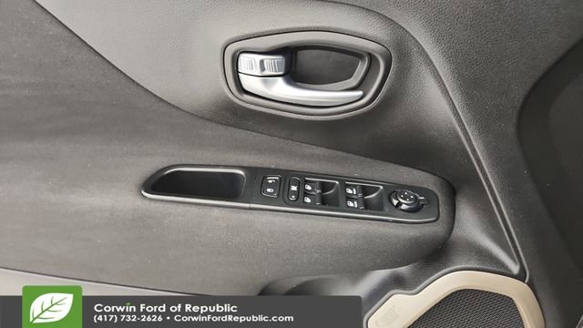 Used 2017 Jeep Renegade Latitude w/ Cold Weather Group image 19