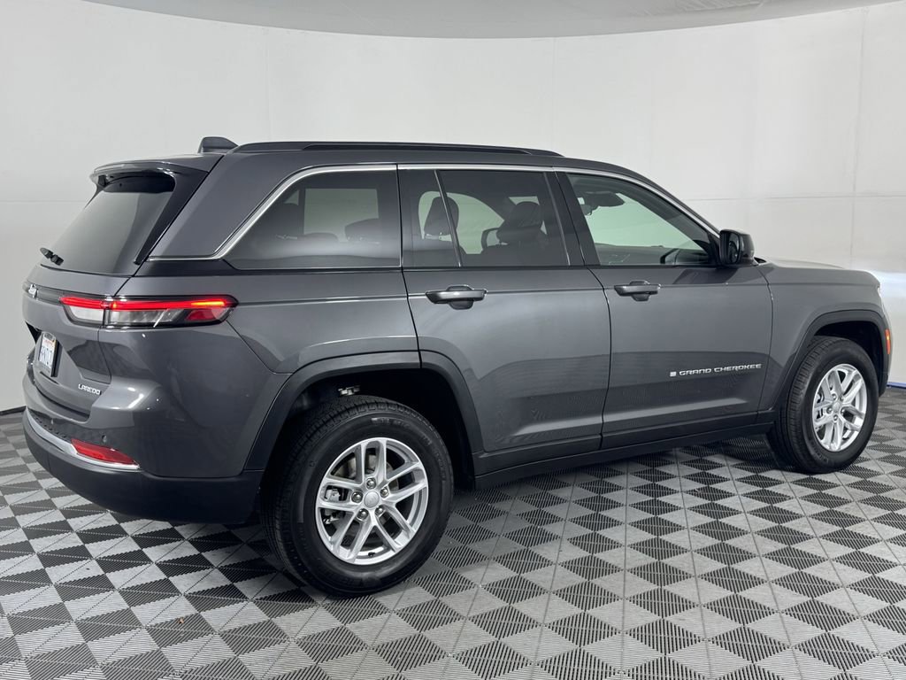Used 2025 Jeep Grand Cherokee Laredo X image 3