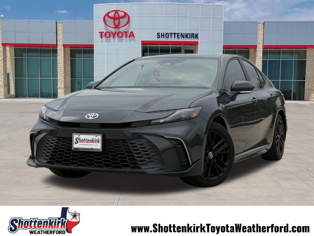 Used 2025 Toyota Camry SE FWD image 1