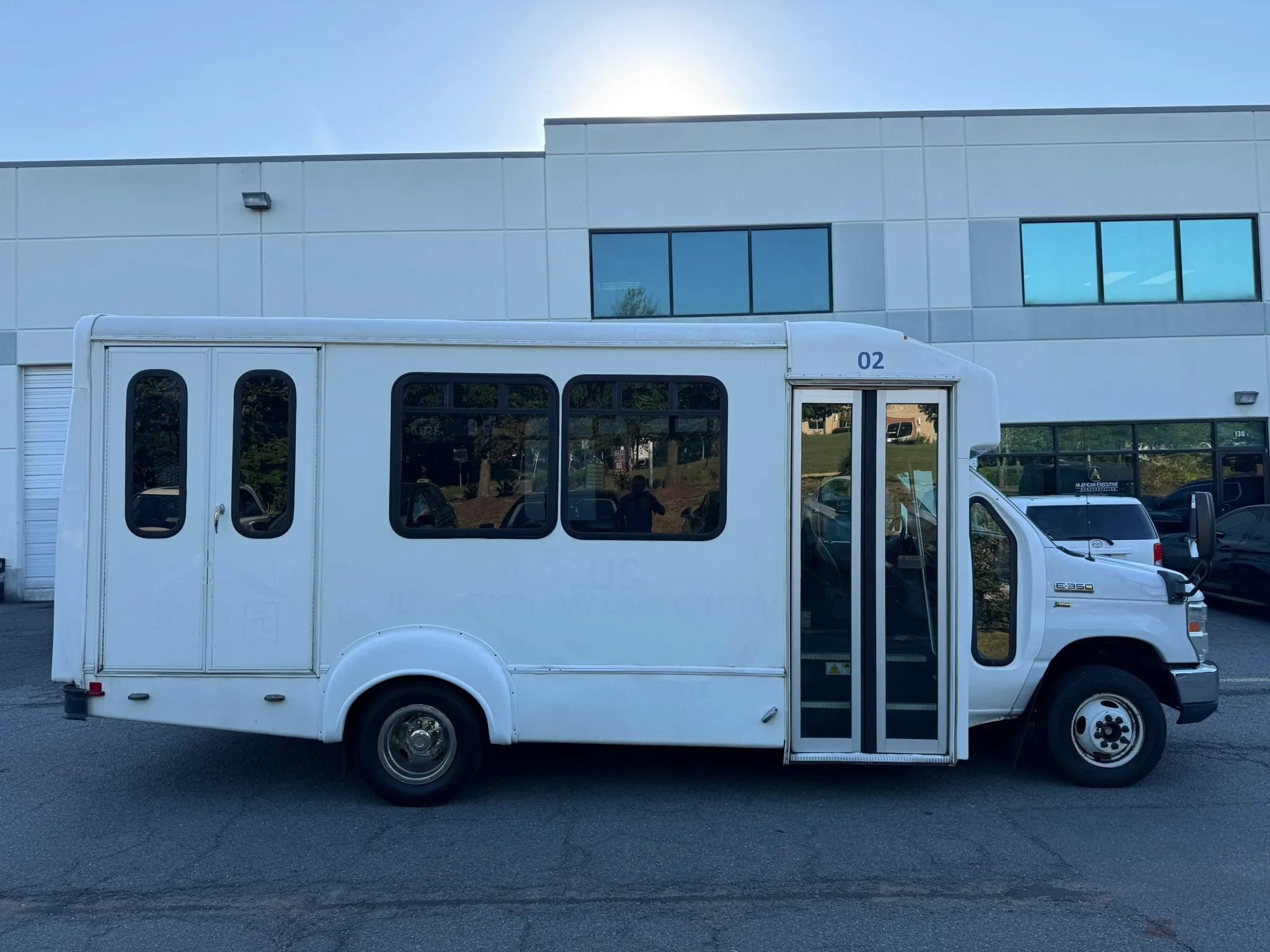 Used 2013 Ford E-350 and Econoline 350 Super Duty w/ Shuttle Bus Prep Pkg RWD image 3
