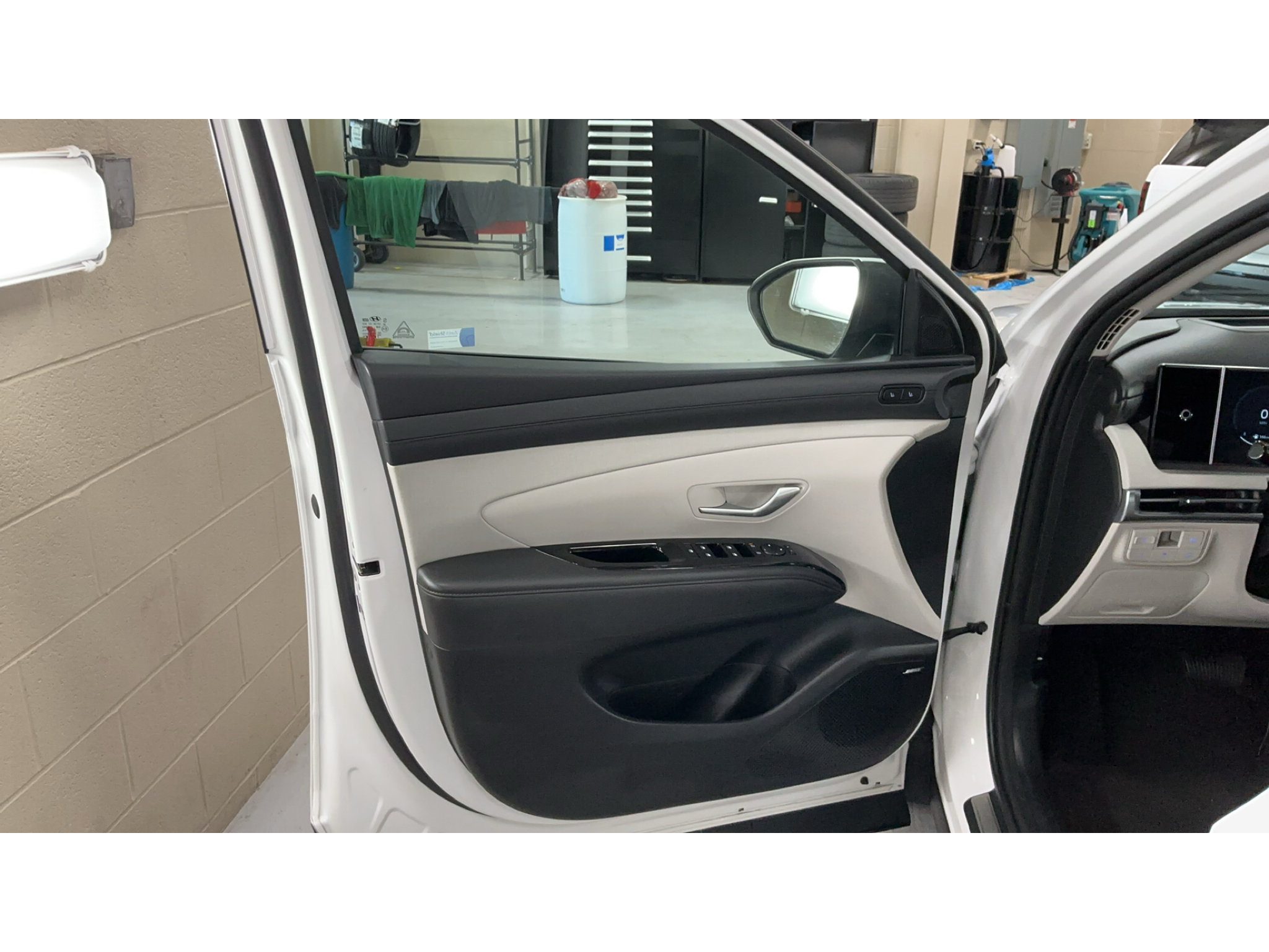 Certified 2025 Hyundai Tucson Limited AWD/4WD image 13