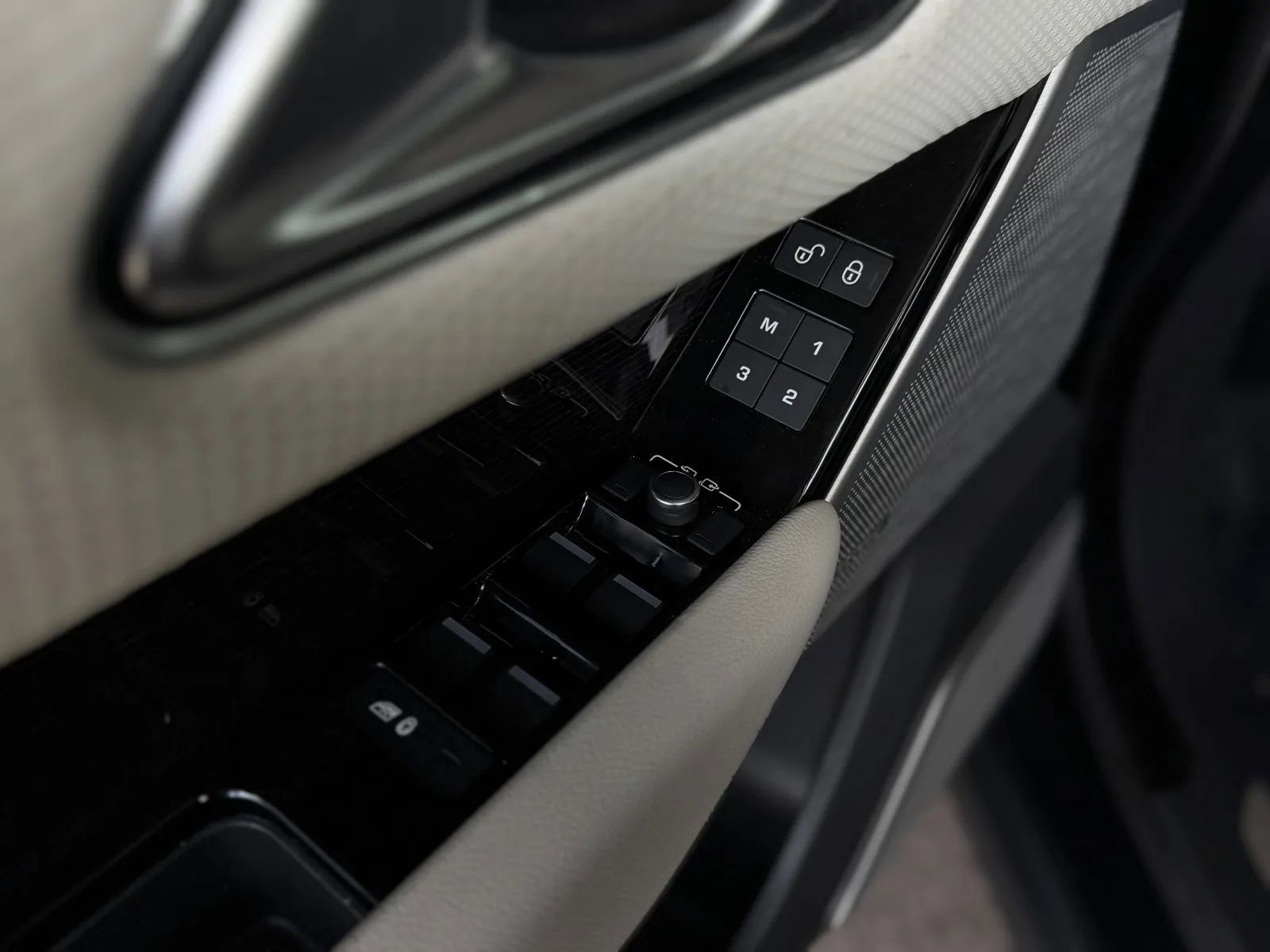 Used 2020 Land Rover Range Rover Velar R-Dynamic S AWD/4WD image 26