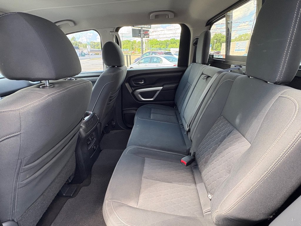 Used 2018 Nissan Titan SV w/ SV Convenience Package RWD image 12
