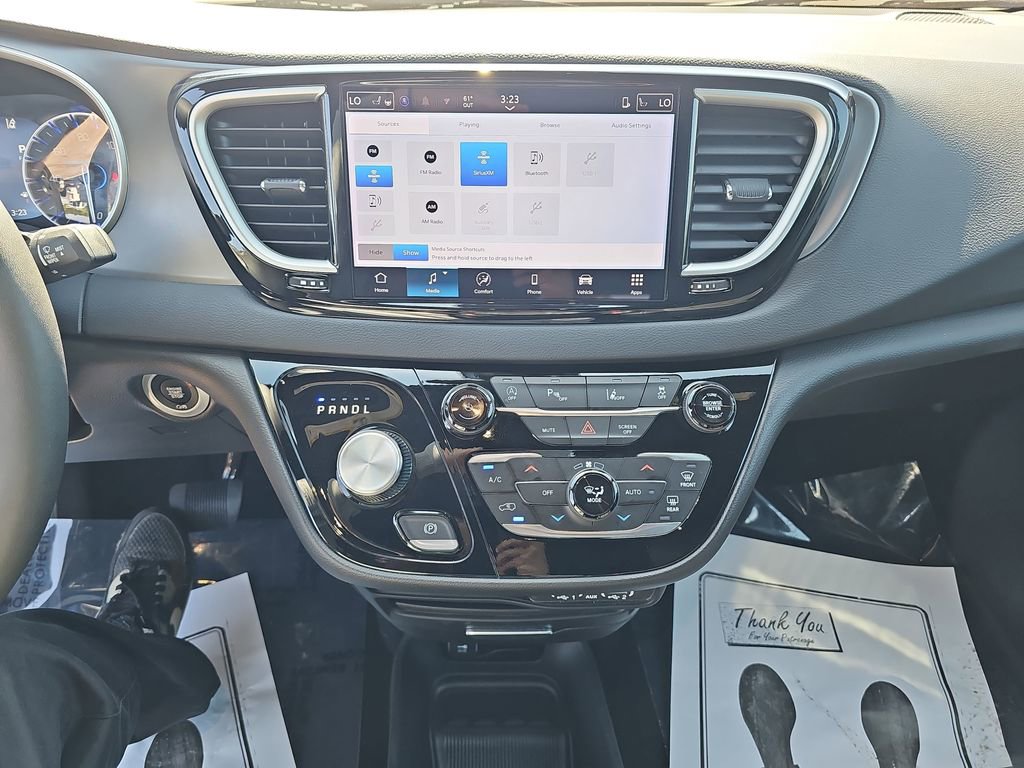 Used 2025 Chrysler Pacifica Select image 25