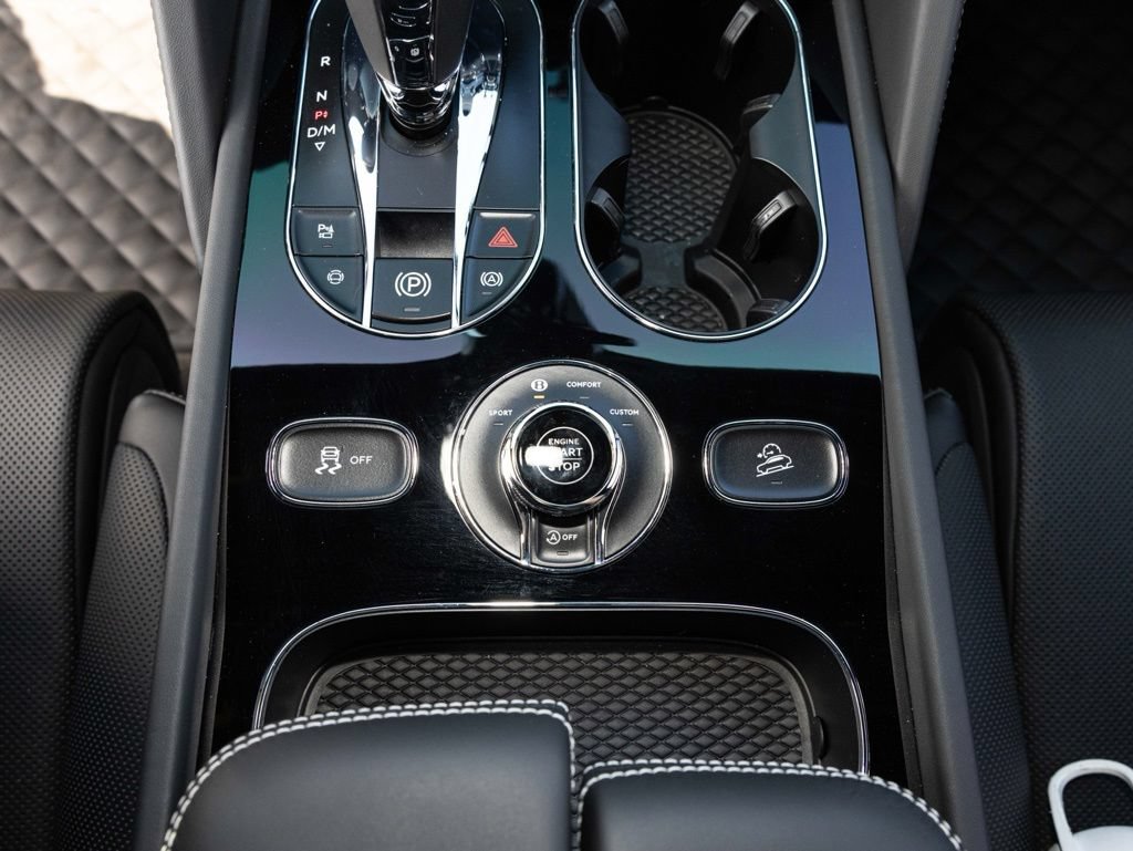 Used 2025 Bentley Bentayga AWD/4WD image 45