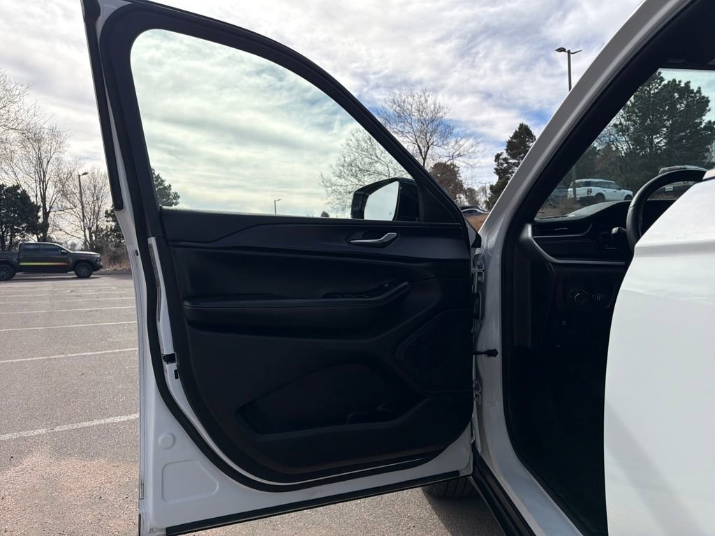 Used 2023 Jeep Grand Cherokee L Laredo image 9