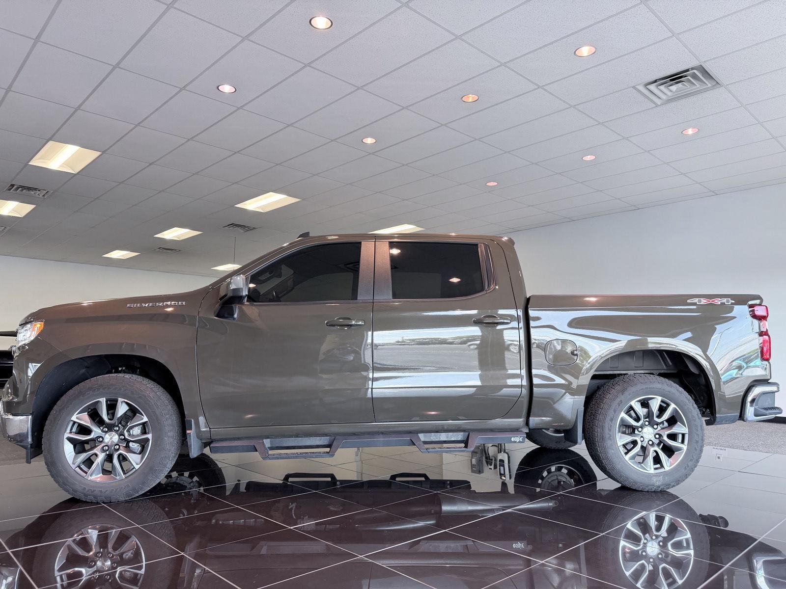 Used 2023 Chevrolet Silverado 1500 LT AWD/4WD image 18