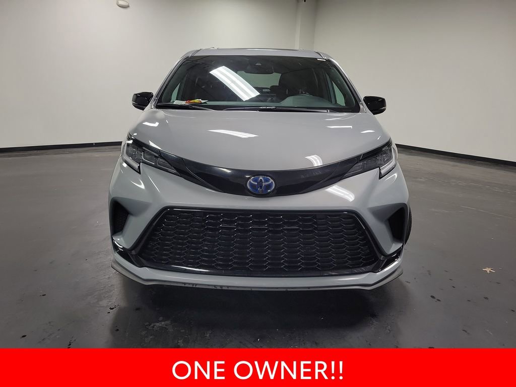 Used 2025 Toyota Sienna XSE image 3
