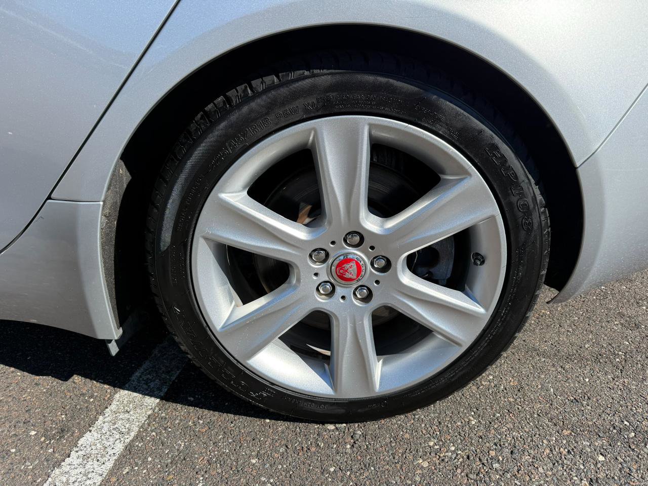 Used 2017 Jaguar XE Premium image 8