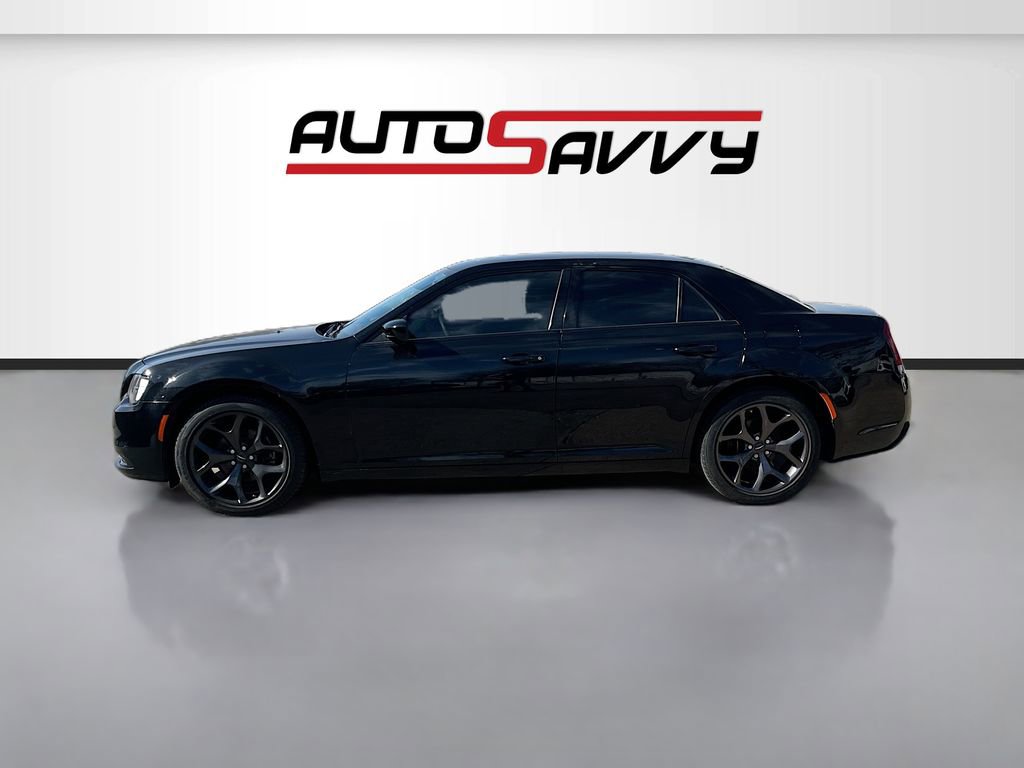 Used 2022 Chrysler 300 Touring w/ Sport Appearance Package image 4