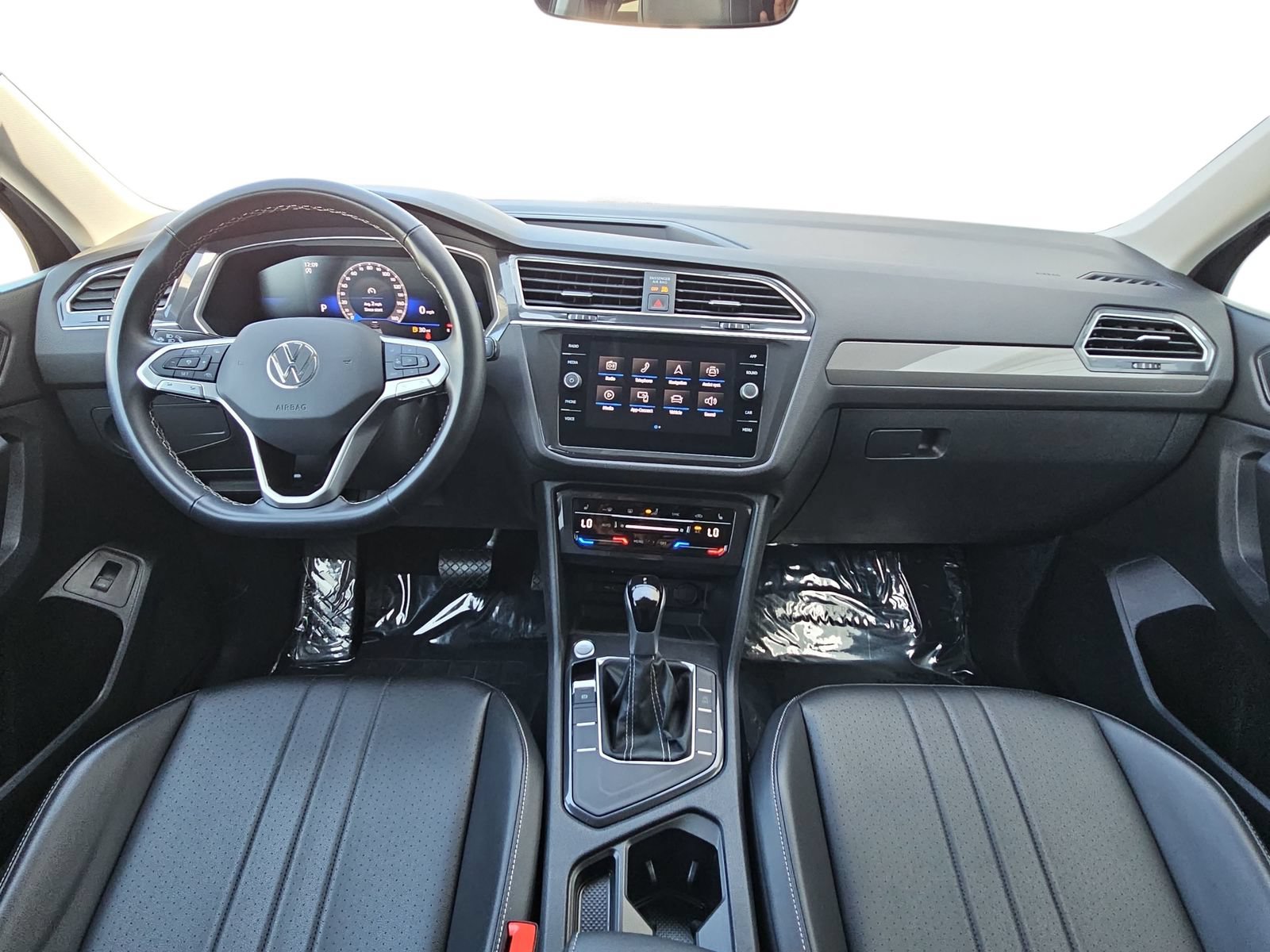 Certified 2024 Volkswagen Tiguan SE FWD image 9