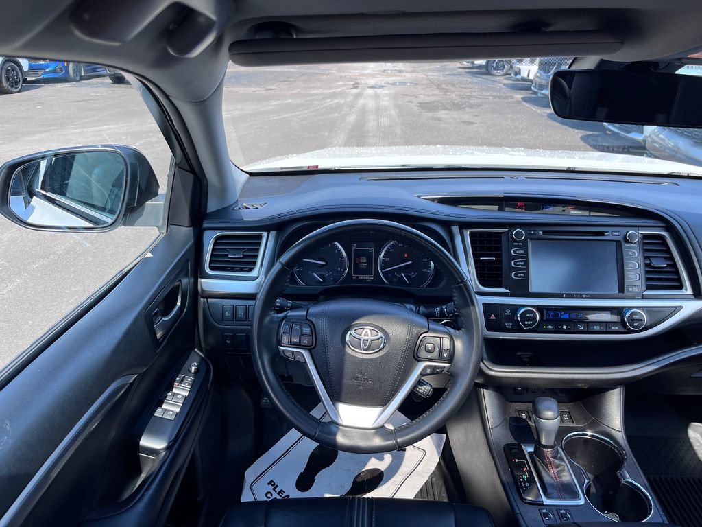 Used 2019 Toyota Highlander SE w/ Nightshade Edition AWD/4WD image 21