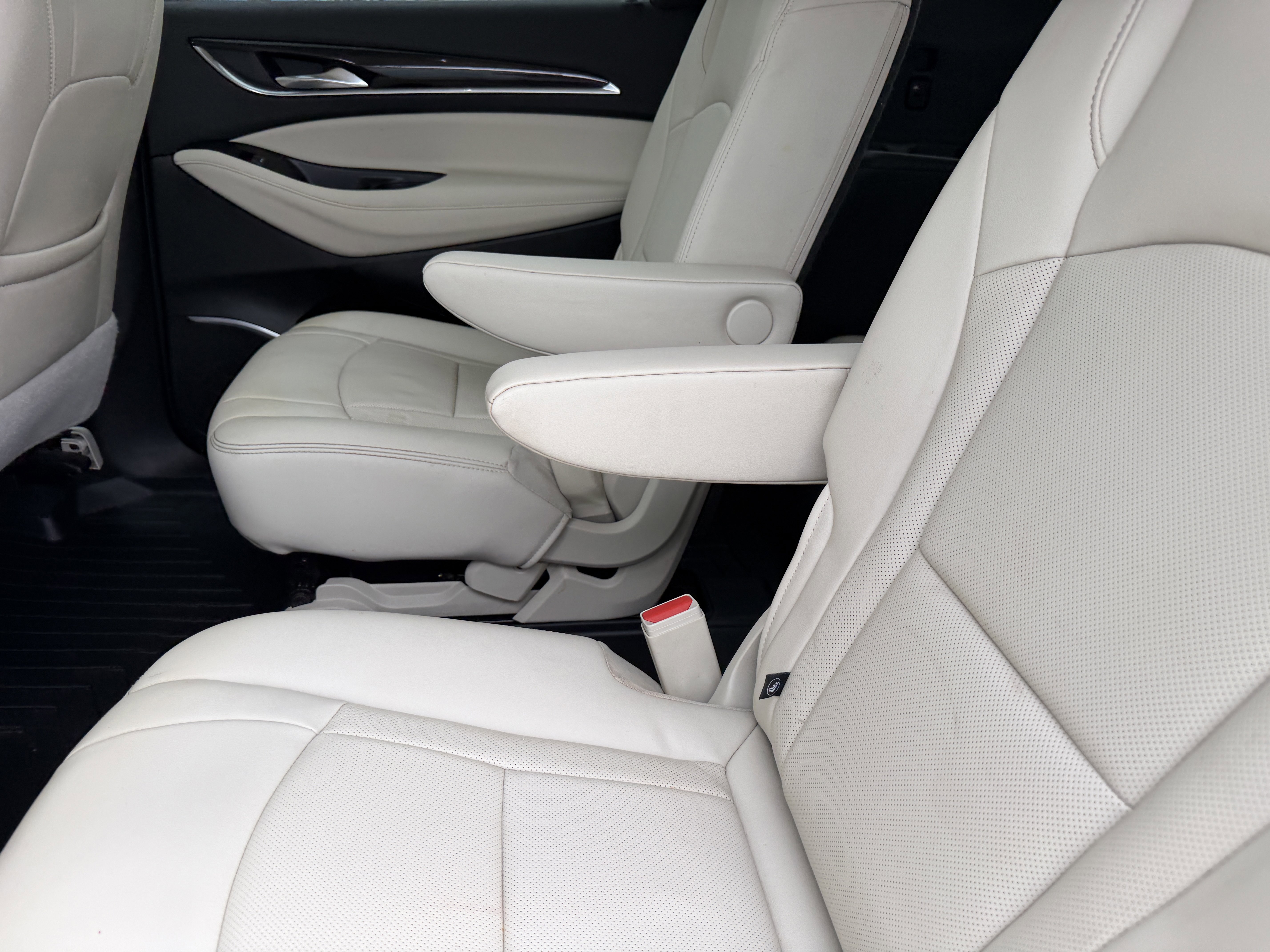 Used 2022 Buick Enclave Essence w/ Sport Touring Edition image 16