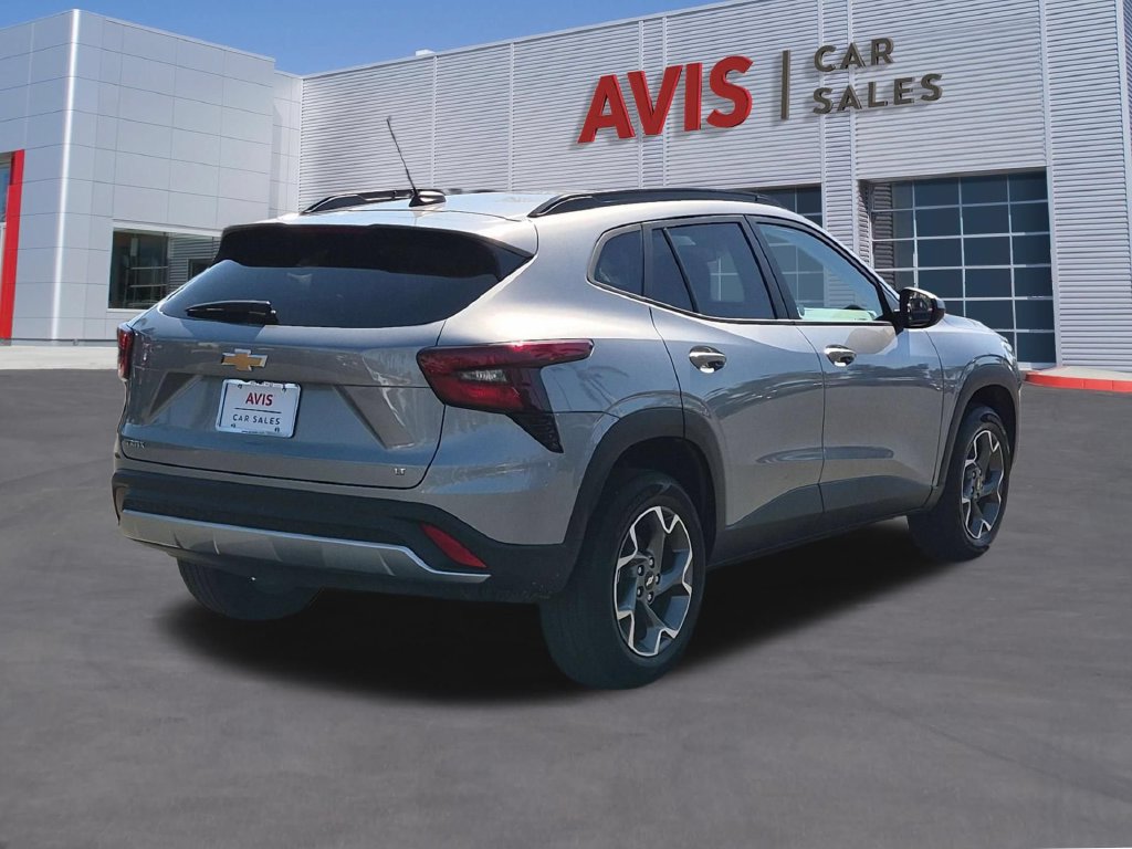 Used 2025 Chevrolet Trax LT FWD image 6