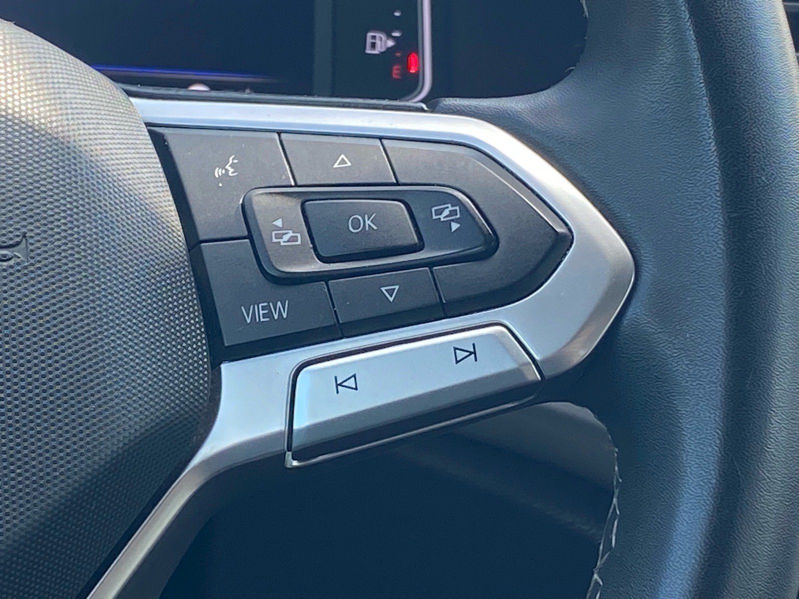 Certified 2023 Volkswagen Atlas Cross Sport SE w/ Panoramic Sunroof Package AWD/4WD image 8