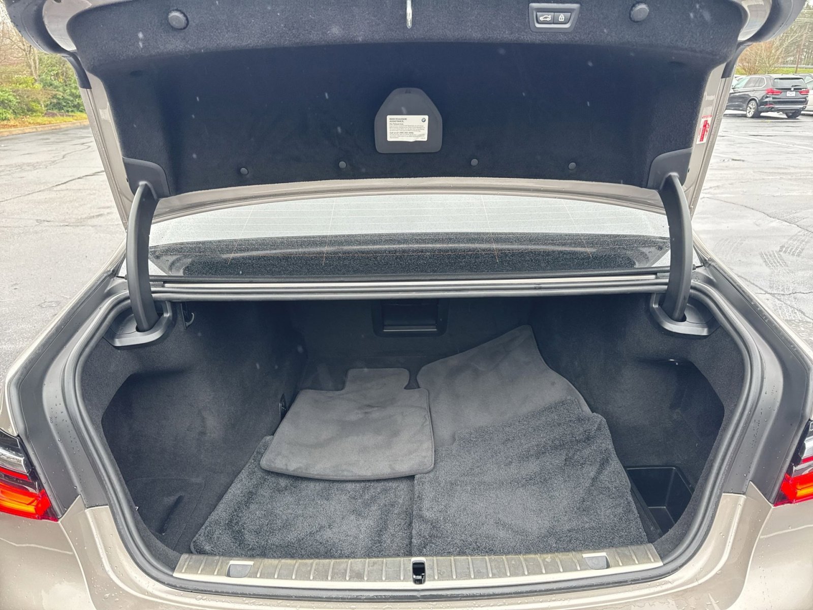 Used 2021 BMW 750i xDrive w/ Executive Package image 28