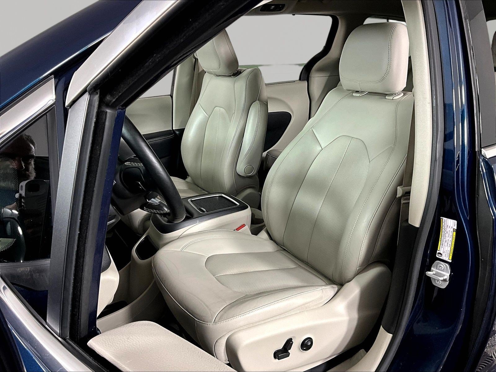 Used 2021 Chrysler Pacifica Touring-L FWD image 21