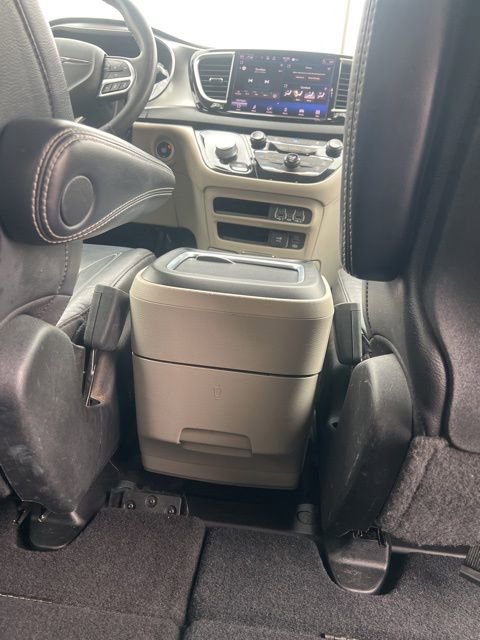 Used 2022 Chrysler Pacifica Touring-L image 32