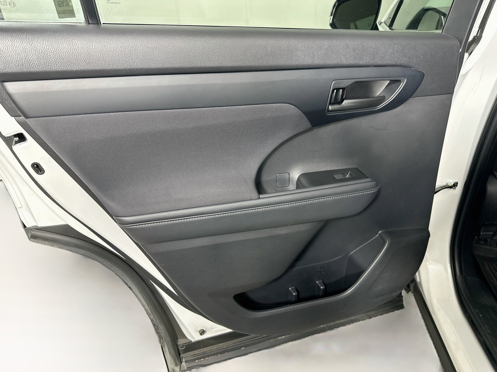 Used 2023 Toyota Highlander L FWD image 24