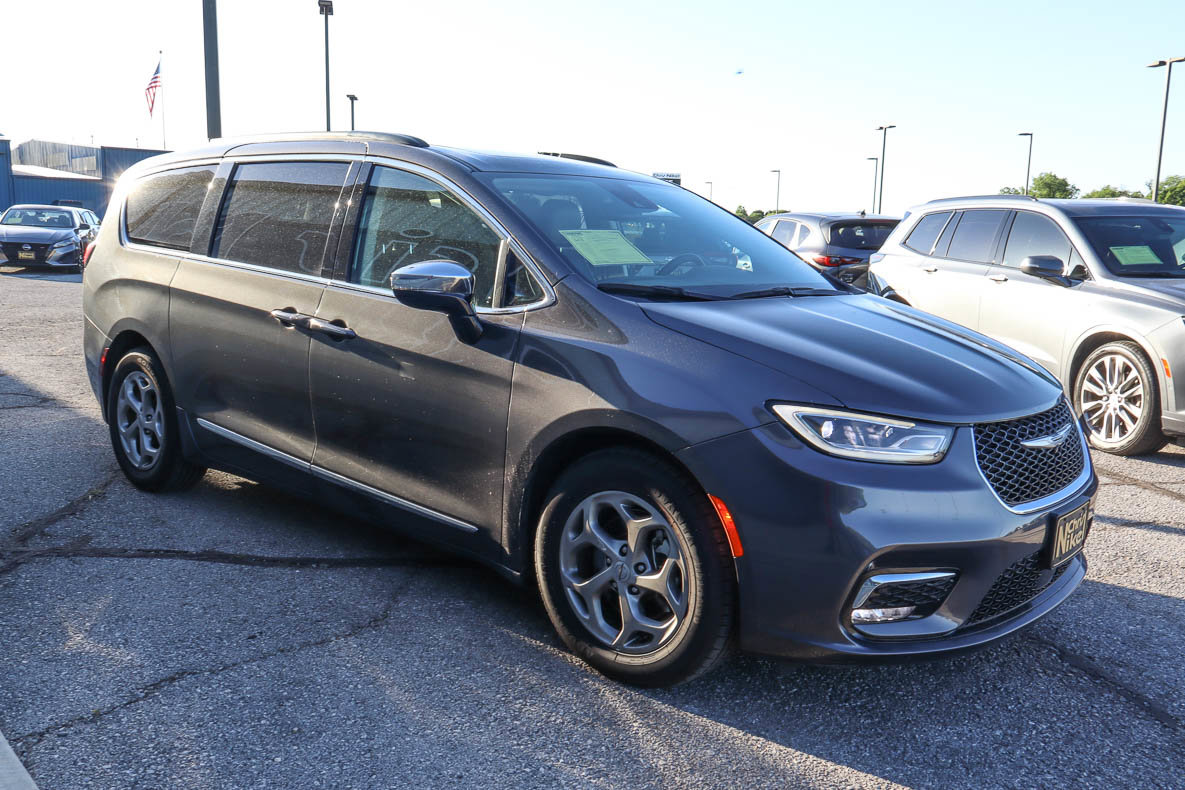 Used 2023 Chrysler Pacifica Limited FWD image 3