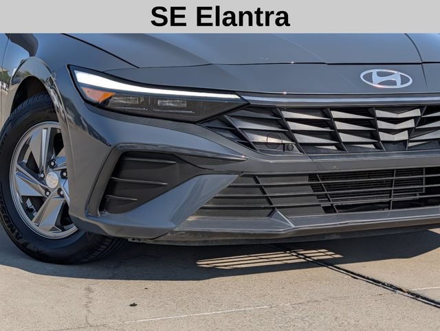 Used 2025 Hyundai Elantra SE FWD image 3