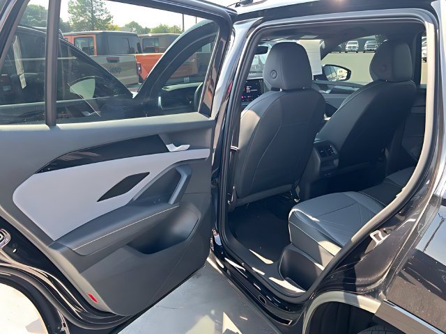 Used 2025 Volkswagen Tiguan SE R-Line AWD/4WD image 29