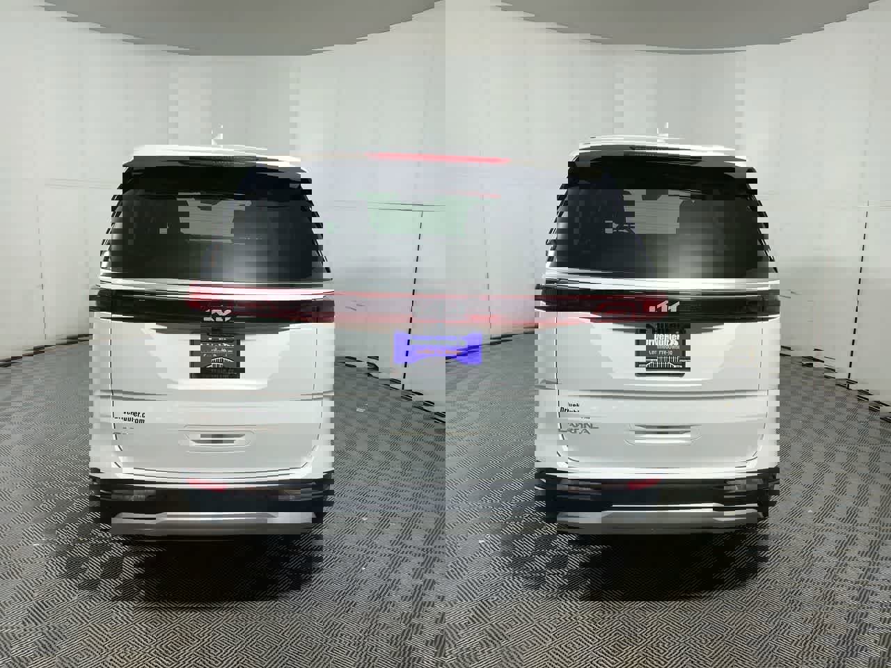 Used 2024 Kia Carnival LX image 3