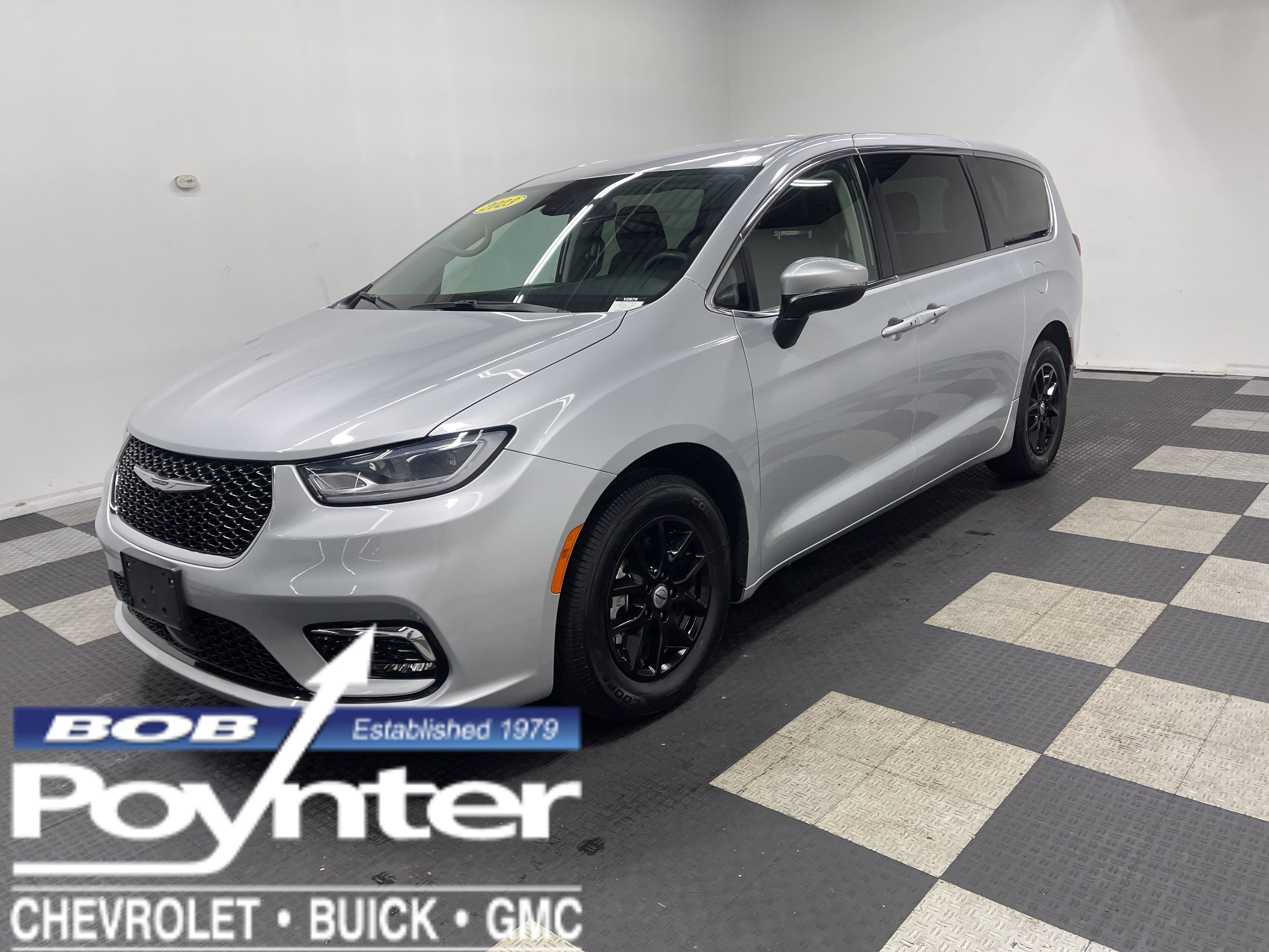 Used 2023 Chrysler Pacifica Touring-L image 1