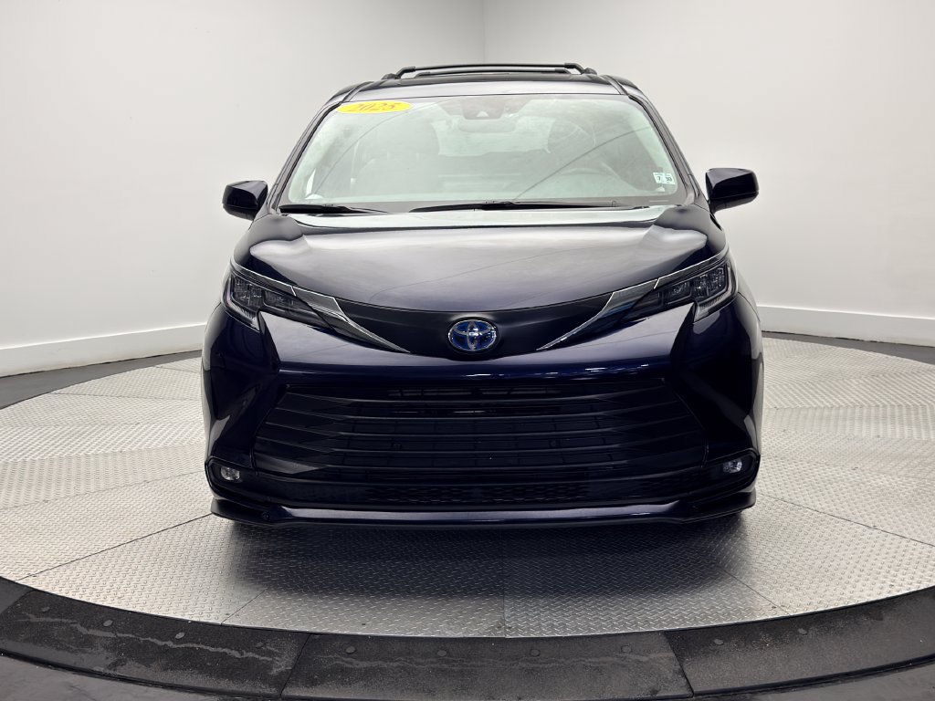 Used 2025 Toyota Sienna XLE w/ XLE Plus Package FWD image 2