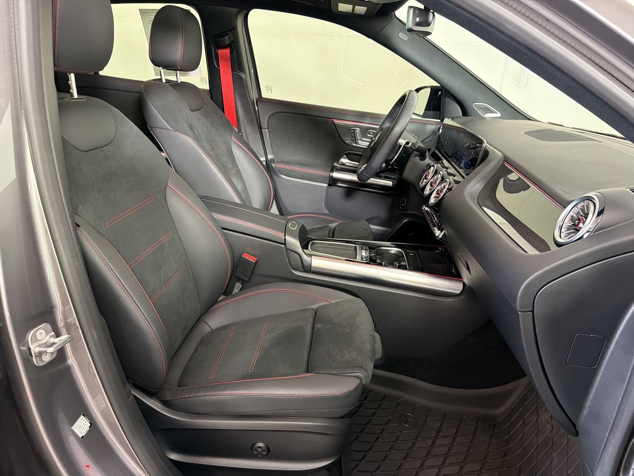 Used 2025 Mercedes-Benz GLA 35 AMG 4MATIC image 24
