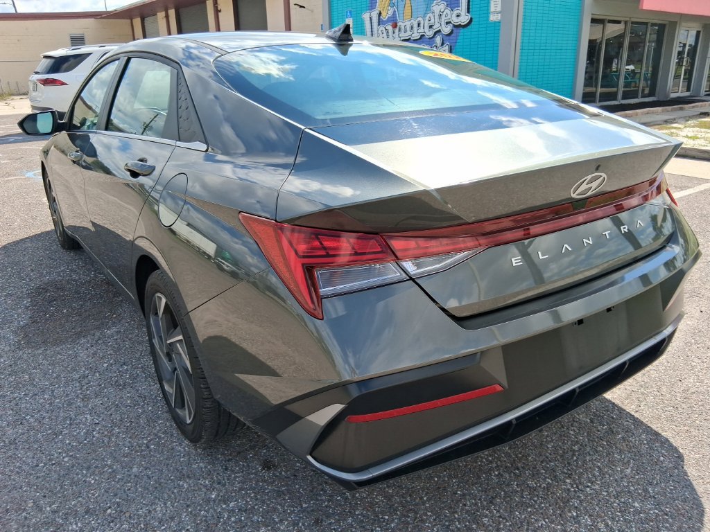 Used 2025 Hyundai Elantra SEL FWD image 5