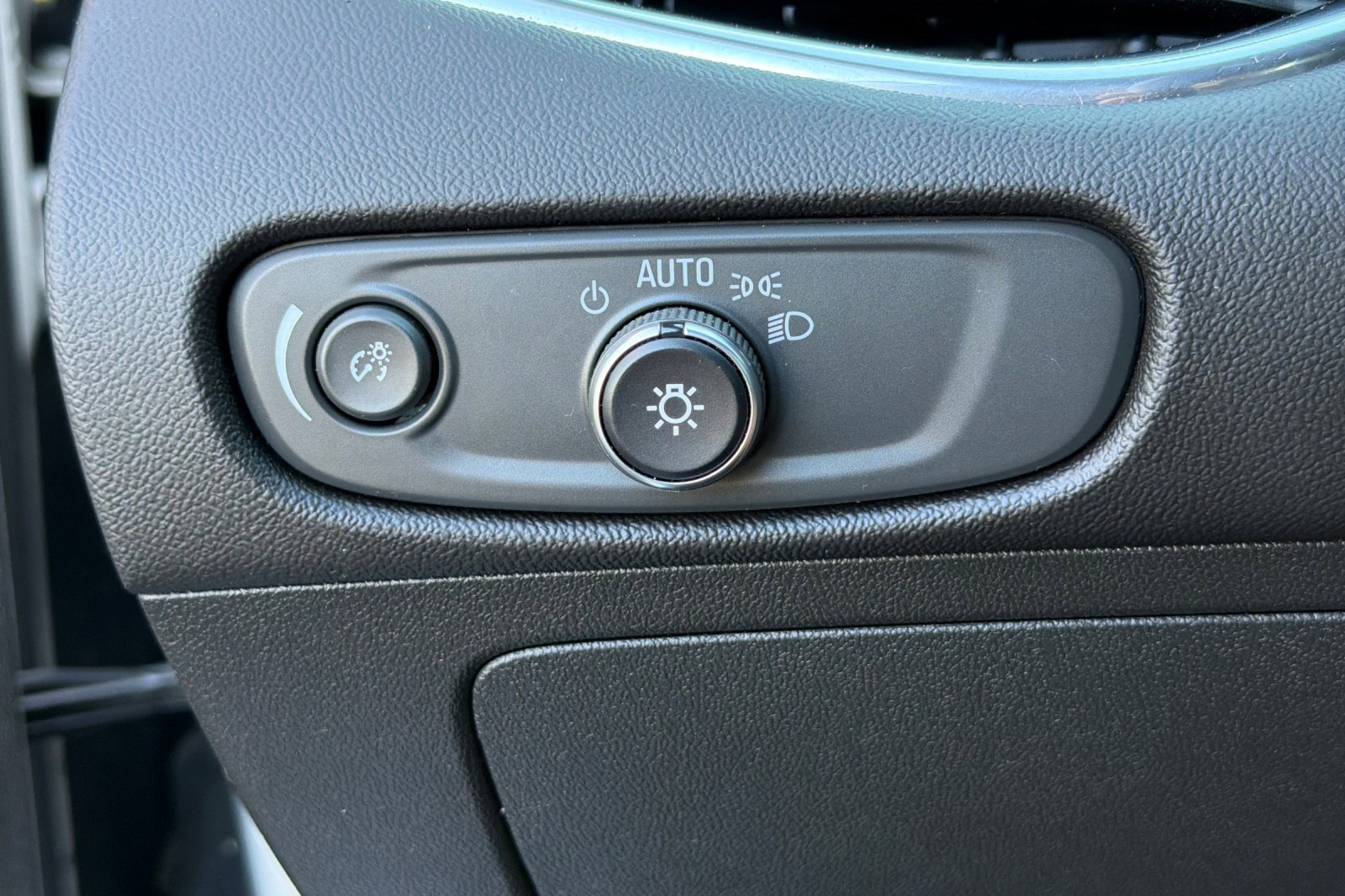 Used 2018 Chevrolet Malibu LT w/ Leather Package image 36