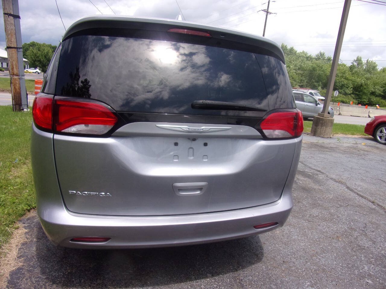 Used 2017 Chrysler Pacifica Touring FWD image 8