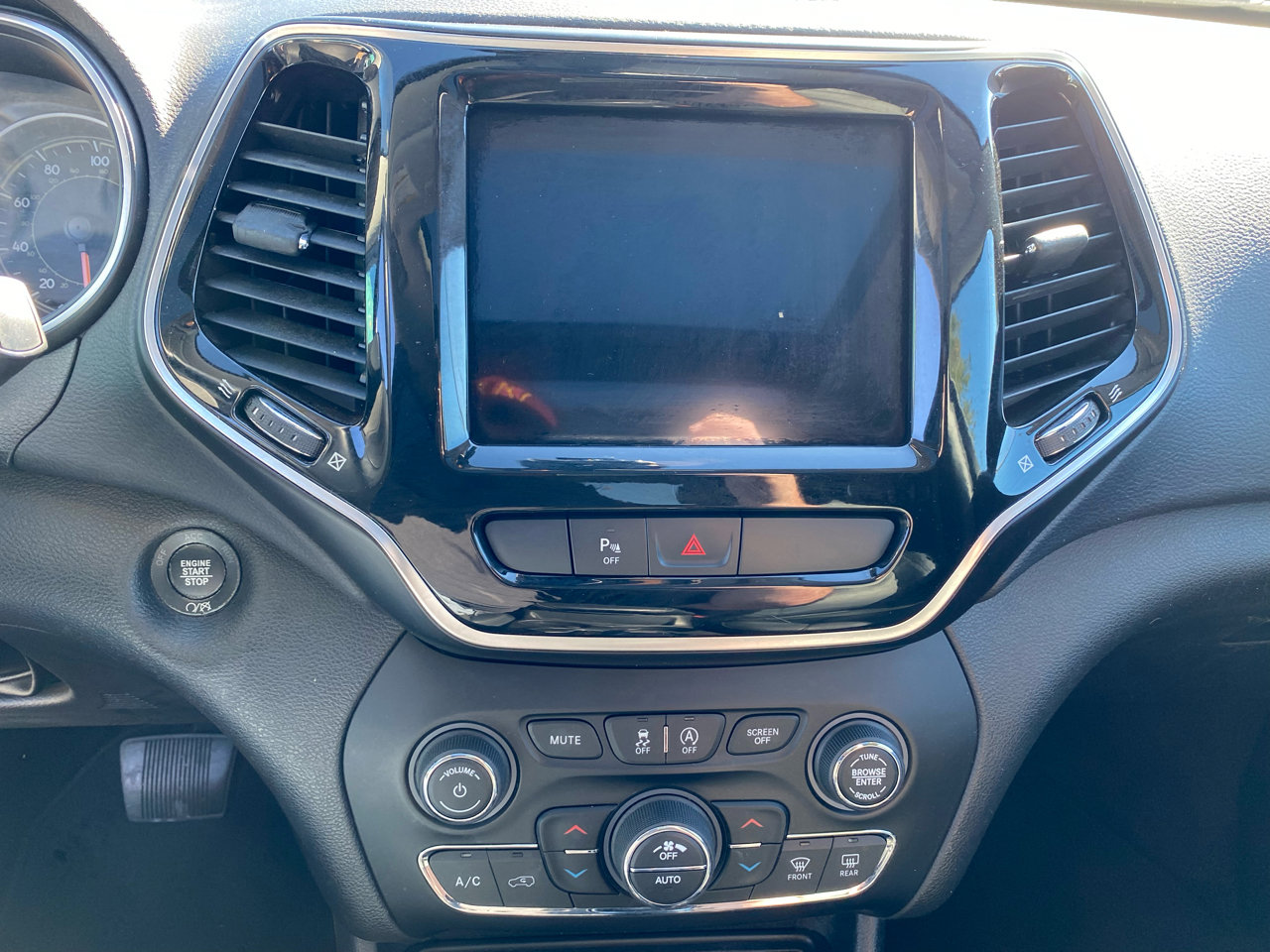 Used 2019 Jeep Cherokee Limited image 23