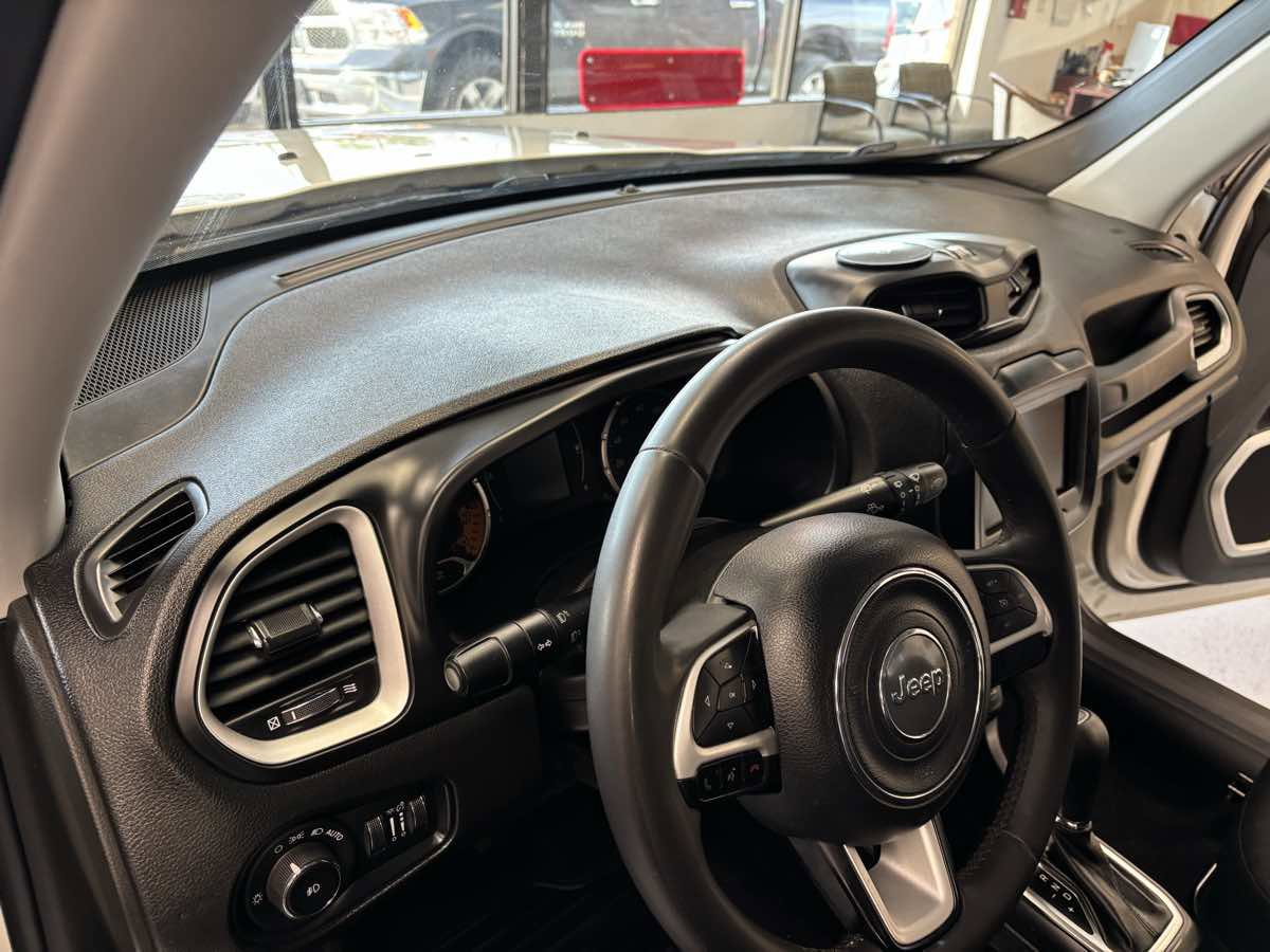 Used 2018 Jeep Renegade Latitude FWD image 14