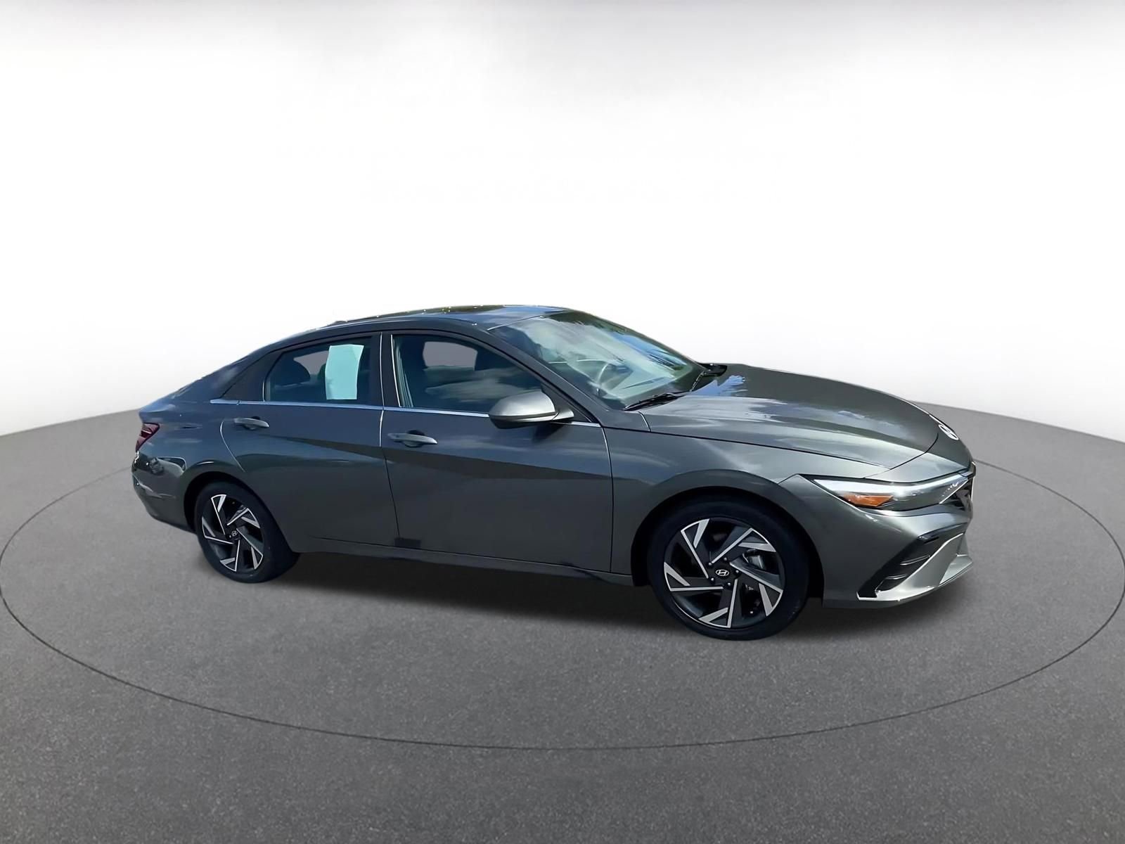 Used 2025 Hyundai Elantra SEL FWD image 2